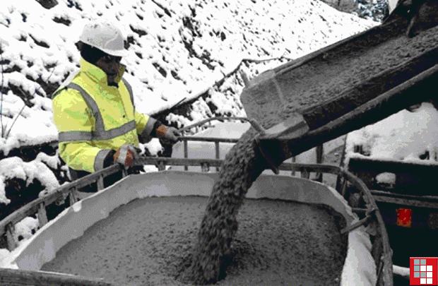 Бетоном заливают строительные машины для распределения бетонной смеси